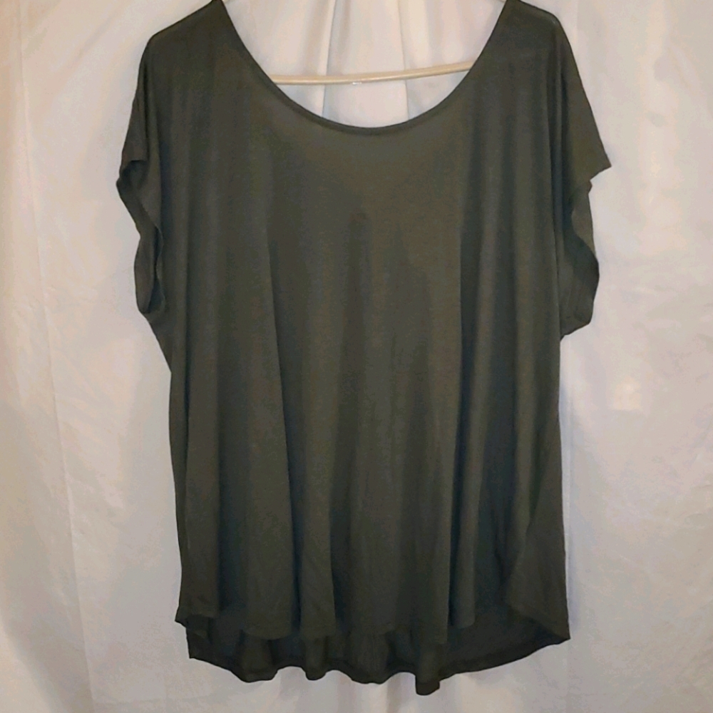 BNWT Size 1x Olive Green Tunic Style Tee